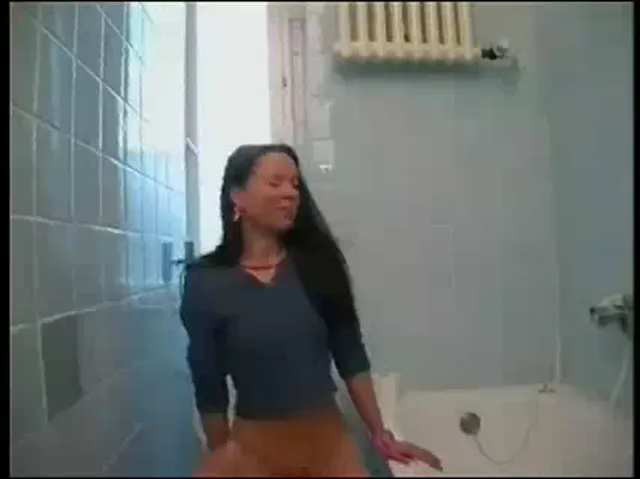 Barely Legal European Amateur Pissing/Squirting