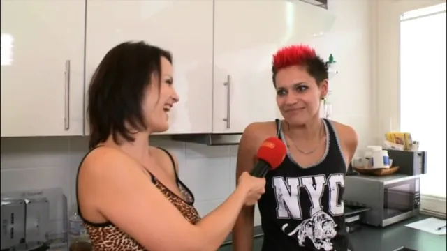 German Mature/MILF Handjob Alt Girls High Heels Kitchen